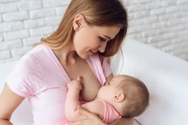 En mamma ammar sin 1 månaders bebis. Hur ofta amma 1 månaders bebis är en vanlig fråga, men varje bebis är unik.