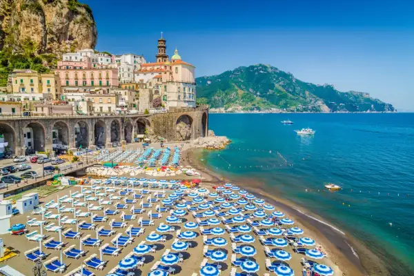 Widok na plażę w Amalfi, idealne miejsce na odpoczynek po podróży z Neapolu.