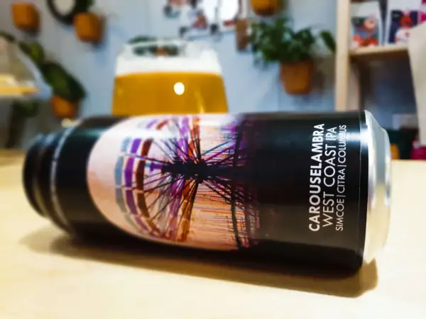 Puszka piwa IPA "Carouselambra West Coast IPA" z motywem karuzeli. IPA to styl piwa, co to znaczy?