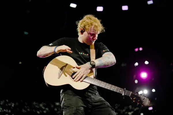 Ed Sheeran gra na gitarze, wykonując swój największy przebój na koncercie w Warszawie.