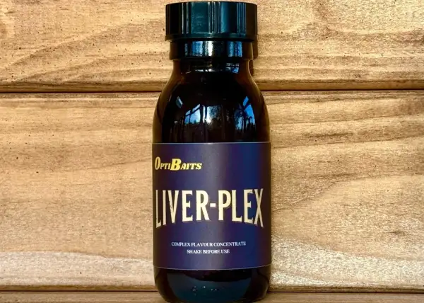 Butelka z ciemnym płynem, etykieta "OptiBaits LIVER-PLEX COMPLEX FLAVOUR CONCENTRATE".