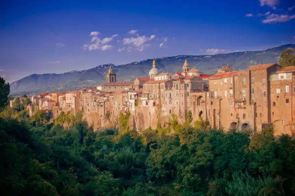 Antica città arroccata su una rupe, con case color ocra e chiese con cupole verdi, circondata da una lussureggiante vegetazione. Un gioiello tra i borghi medievali della Campania.