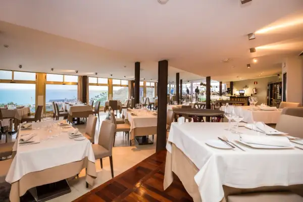Ett elegant dukat matsal med havsutsikt, perfekt för middagar på restauranger i San Agustin.