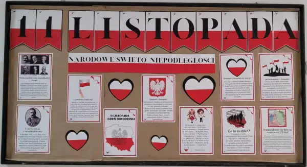 Orzeł biały, symbol Polski, widnieje na tle biało-czerwonej flagi, przypominając o odzyskaniu niepodległości.