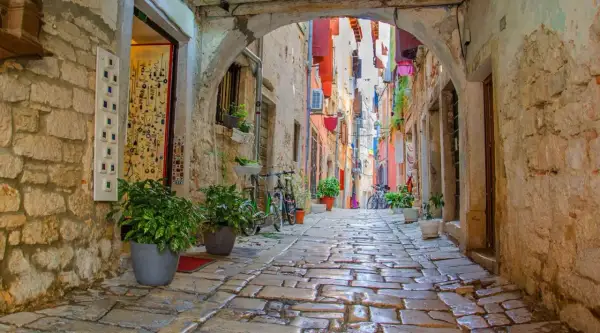 Urokliwe, brukowane uliczki Rovinj, z rowerami i zielenią, zapraszają do spaceru.