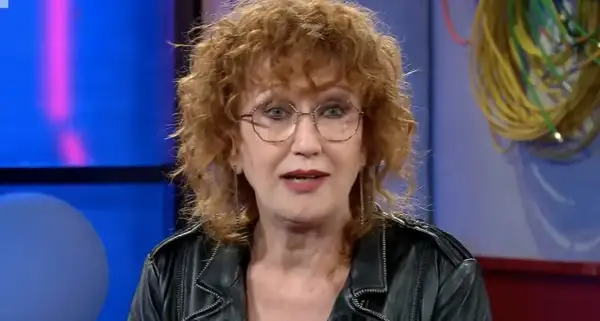 Fiorella Mannoia, icona della musica italiana, in un'intervista che ripercorre la sua biografia.