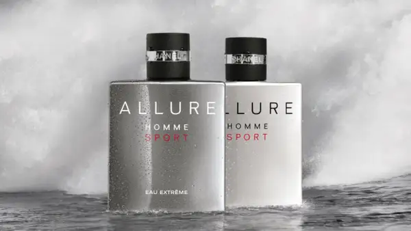 Dwie butelki Chanel Allure Homme Sport 100ml w wodzie, symbolizujące świeżość i energię.