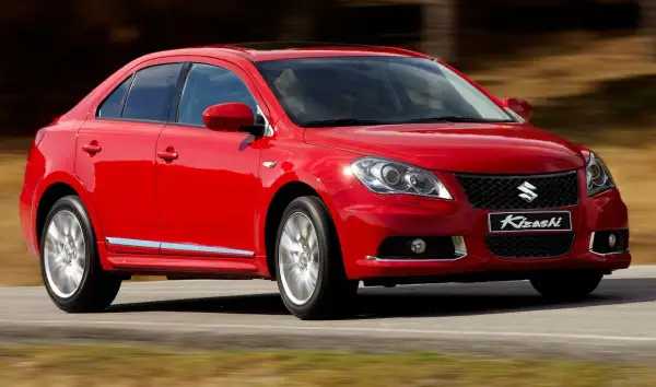 Czerwony sedan Suzuki Kizashi w ruchu.