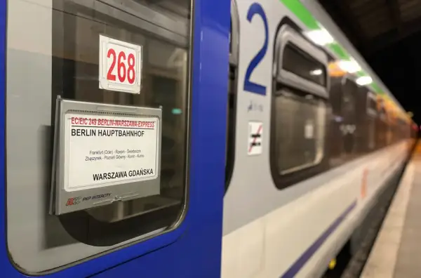 Pociągi międzynarodowe z Warszawy: Berlin-Warszawa Express, numer 268, z logo PKP Intercity.