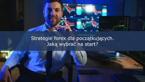 Uśmiechnięty mężczyzna przy biurku z wykresami giełdowymi na monitorach. Temat: strategie forex dla początkujących.