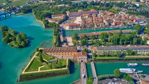 La fortezza di Peschiera del Garda vista dall'alto, con le sue mura pentagonali e le acque turchesi del lago.