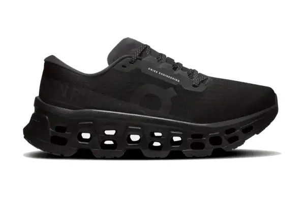 Czarne buty do biegania z dużą amortyzacją, z technologią CloudTec i napisem "ON RUNNING".