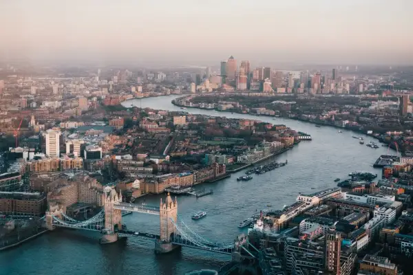 Widok na Tamizę i Tower Bridge, idealny do wpisu na blog o Londynie. W tle nowoczesne wieżowce.
