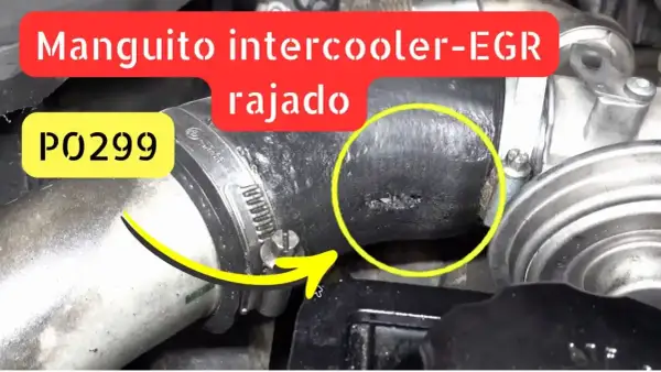 Manguito intercooler-EGR rajado en Volkswagen, causa del DTC P029900.