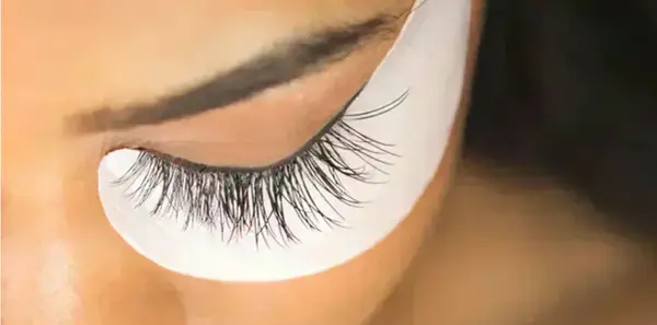 Des cils longs et volumineux, un rêve pour beaucoup. Découvrez comment avoir des cils plus longs grâce à des soins et extensions.