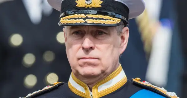 Książę Andrzej w mundurze marynarki wojennej, z odznaczeniami i złotymi zdobieniami na czapce.