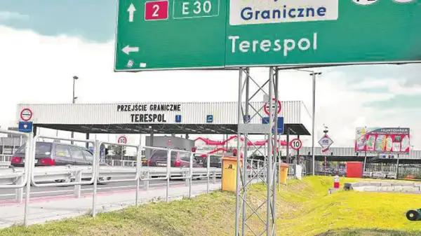 Przejście graniczne Terespol. Znaki drogowe kierują do E30 i na drogę nr 2. Samochody czekają na odprawę.