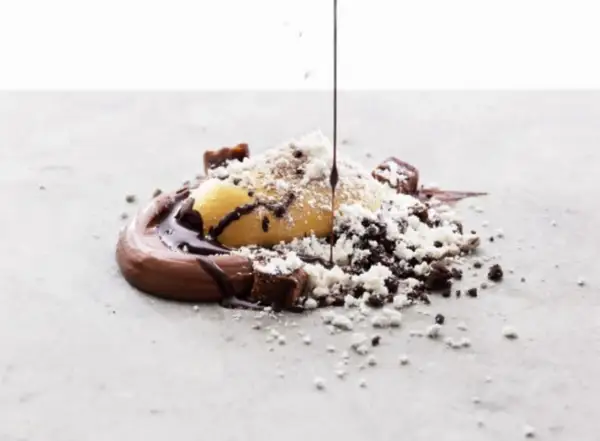 En läcker dessert med chokladsås, glass och smulor. Perfekt för ett salt karamell recept.