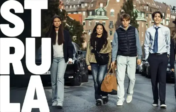 Ungdomar går på gatan med texten "STRULA" i förgrunden. En serie från SVT.