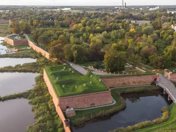 Fortyfikacje nad wodą, zielone trawniki i ceglane mury – to jedne z wielu lubuskich atrakcji.