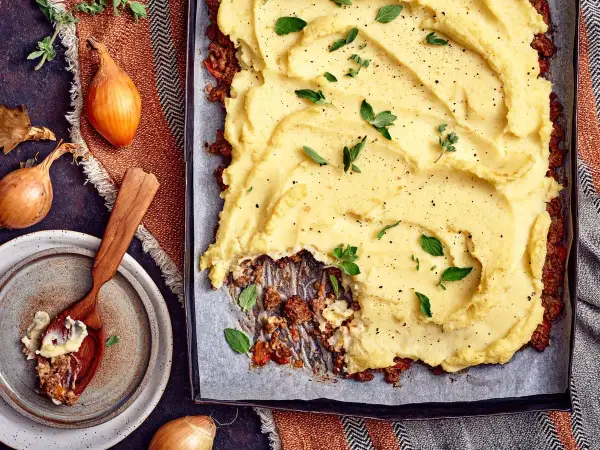 En saftig köttfärspaj med ett fluffigt potatisskal, toppad med färska örter. Perfekt för en mysig middag.