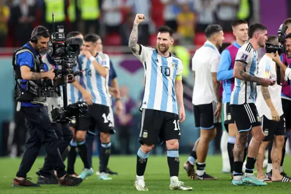 Leo Messi, z numerem 10 na koszulce, świętuje zwycięstwo. Jego numer na spodenkach przypomina legendę, Diego Maradona numer.