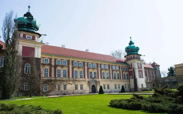 Barokowy pałac z zielonymi kopułami, otoczony ogrodem. Wspaniałe atrakcje okolice Rzeszowa, idealne na wycieczkę.