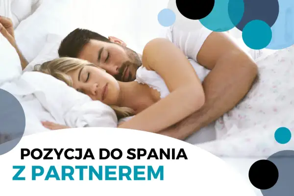 Para śpi przytulona w łóżku, mężczyzna obejmuje kobietę.