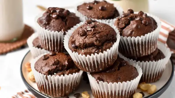 Schokoladen-Protein-Muffins mit Schokostückchen und einer Prise Salz, appetitlich gestapelt.