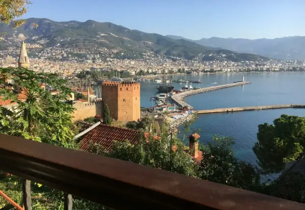 Widok na port w Alanyi z czerwoną wieżą i latarnią morską. Idealne miejsce na rodzinne wycieczki, alanya atrakcje dla dzieci.