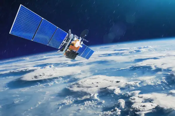 Satelita Starlink, symbol nowoczesnej łączności, krąży nad Ziemią. To odpowiedź na pytanie: starlink co to.