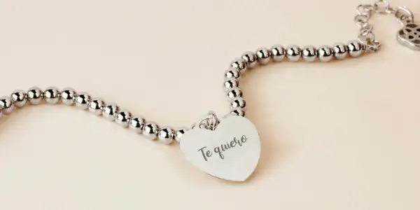 Pulsera de plata con corazón grabado "Te quiero", ideal para frases para grabar en pulseras.