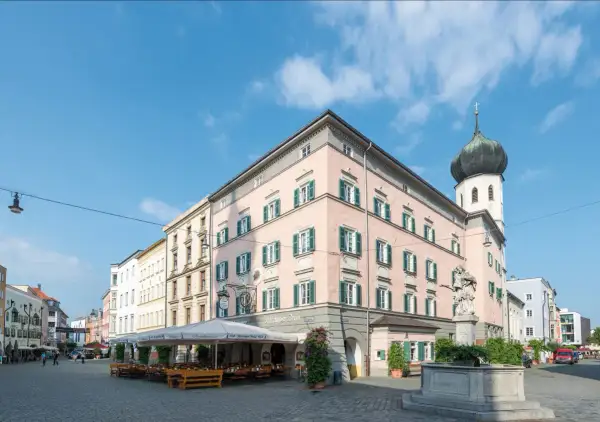 Einladende Biergarten-Atmosphäre in Rosenheim. Hier finden sich echte Geheimtipps für Genießer.