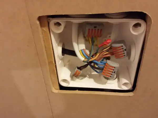 Jak rozdzielić kabel elektryczny na dwa: połączenie przewodów w puszce instalacyjnej za pomocą złączek.