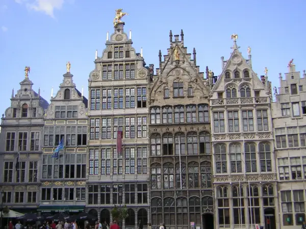 Antwerpia, budynki z bogatymi zdobieniami, złote rzeźby na dachach. Czy to manieryzm co to? Architektura pełna detali.