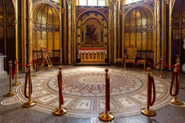 Wnętrze bazyliki archikatedralnej świętych apostołów Piotra i Pawła w Poznaniu. Złote zdobienia, ołtarz i tron.