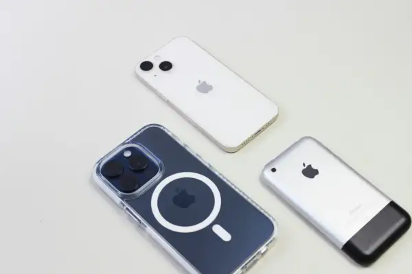 Tres iPhones, uno moderno con funda MagSafe, otro blanco y un modelo antiguo. Un móvil reacondicionado puede ser una excelente opción.