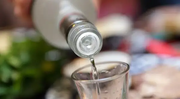 Czy wódka pomaga na przeziębienie? Prawda o alkoholu i zdrowiu