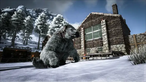 Zwierzę w uprzęży na tle zimowego krajobrazu i drewnianego domu. Wymagania Ark Survival Evolved mogą być wysokie, ale warto dla takich widoków.