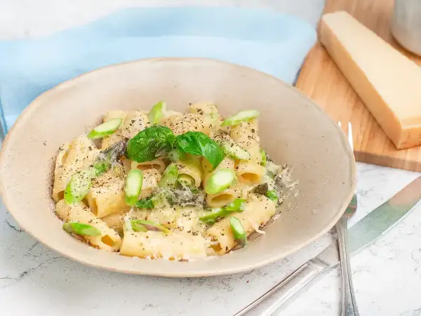 En krämig sparris pasta med basilika och parmesan. En perfekt rätt för en lätt lunch eller middag.