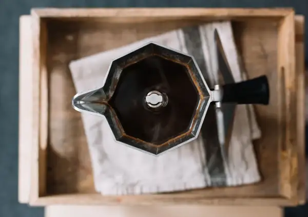 Caffettiera nuova cosa fare: caffè fumante pronto per essere gustato.