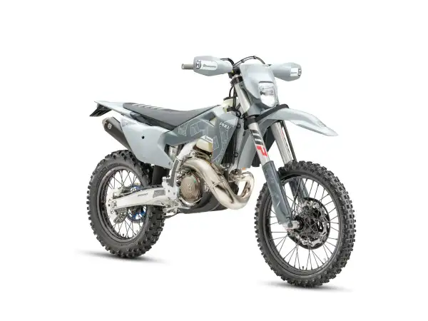 Szary motocykl Husqvarna z oponami terenowymi na białym tle.