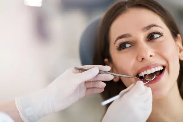 Po dentyście: Co i kiedy jeść? Poradnik dla każdego zabiegu