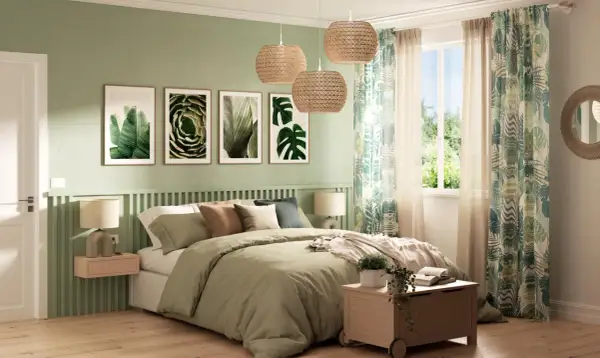 Camera da letto fai da te con pareti verdi, quadri botanici, tende tropicali e lampade in rattan.