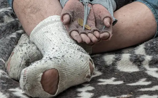 Dziurawe skarpety i dłonie z monetami. Czy to jest jałmużna, co to znaczy dla potrzebujących?