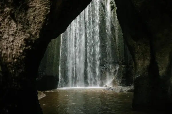 Ukryte wodospady na Słowacji blisko granicy z Polską, wpadające do mrocznej sadzawki.