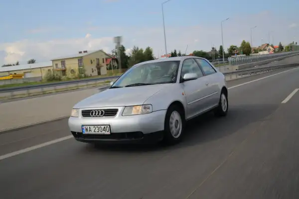 Srebrne Audi A3 8L po lifcie jedzie po drodze. Zastanawiasz się, jakie żarówki do Audi A3 8L lift będą najlepsze?