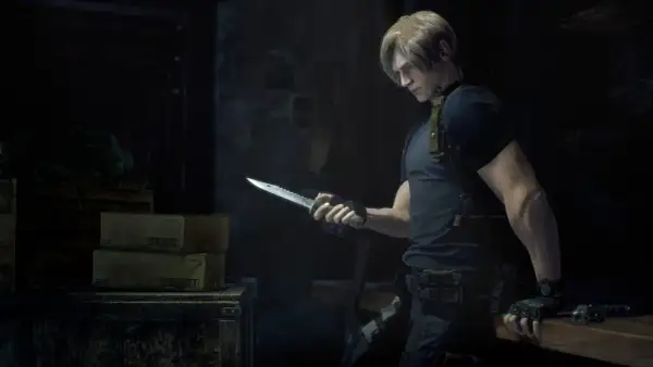 Leon S. Kennedy z Resident Evil 4 Remake, gotowy do walki z wrogami. Spolszczenie gry poprawia immersję.