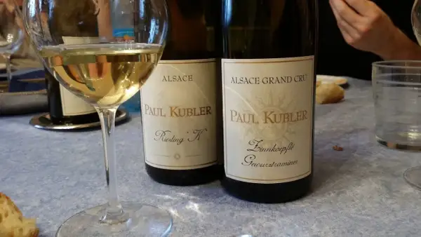Verre de vin blanc d'Alsace, deux bouteilles Paul Kubler. Quel vin pour la choucroute ? Un Riesling ou un Gewurztraminer ?