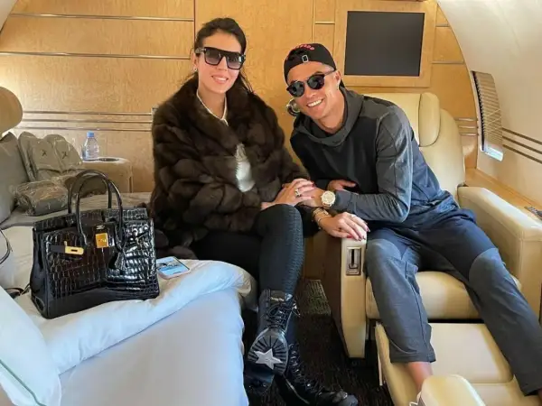 Para w luksusowym samolocie, symbol majątku Ronaldo. Georgina w futrze, Cristiano w czapce, oboje w okularach.